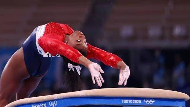 昨日,中国"高低杠"公主何可欣和钟宇峰一起解说跳马环节,美国著名体操