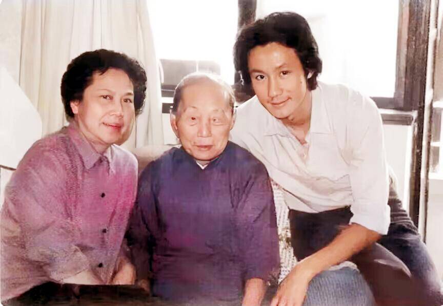 越剧大师徐玉兰:丈夫早逝后她一直单身,两个儿子现在怎样了?