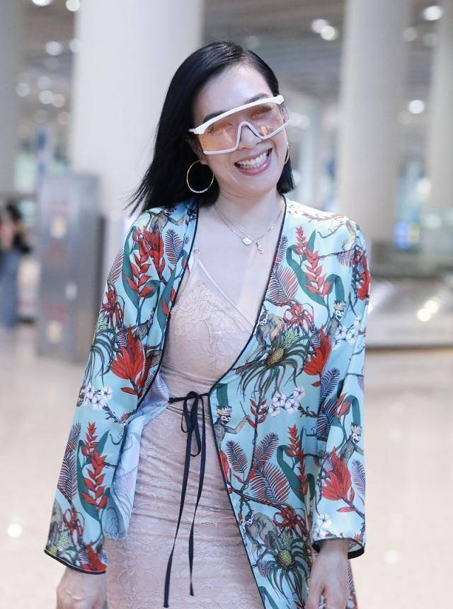 49岁钟丽缇换新造型惊艳,短发搭肉色连衣裙 印花睡袍,美艳动人_时候