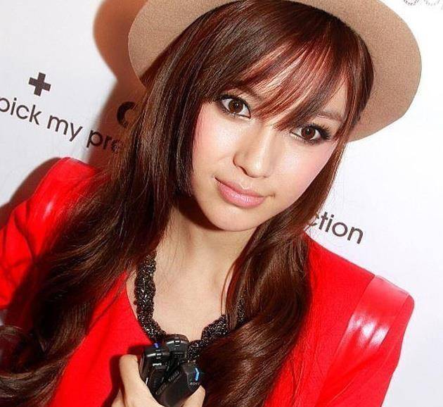 angelababy出道早期照片,表情呆滞,土味浓妆,t台走秀不忍看!