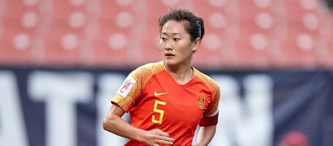 中国女足"最美队长"卡位精准,能攻善守,场上位置感很出色_吴海燕_比赛