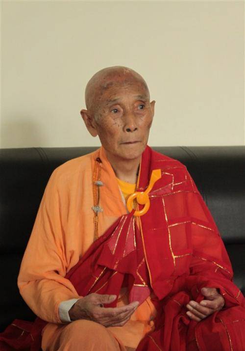 据少林寺宣传,这位海灯长老原名叫释海灯,1901年生人,自小家庭贫困,更