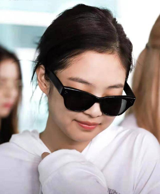 jennie成功逆袭为全团最瘦,穿露脐装秀蚂蚁腰,工装裤成最大败笔_衣服