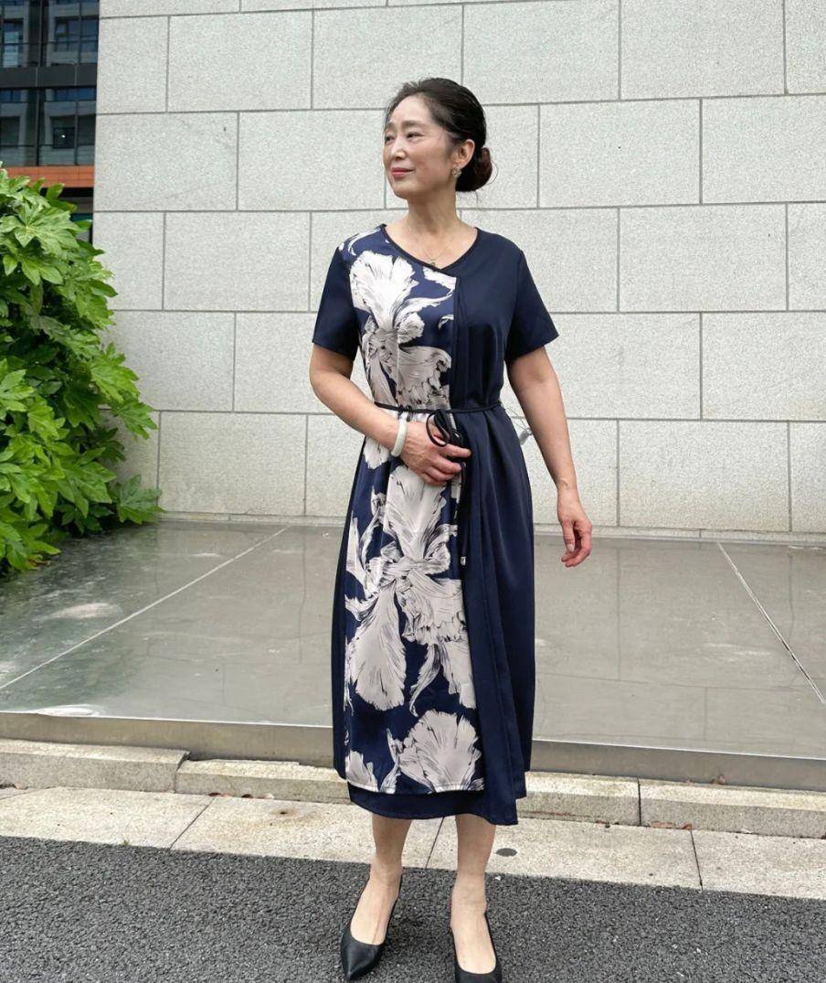 50岁的女人想摆脱中年感吗?这3种"显老衣服"尽量不要穿它们便宜又无味