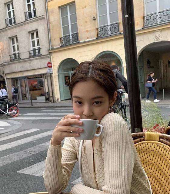 jennie现身巴黎街头,针织衫搭牛仔裤气质优雅,这张脸也太高级了_身材