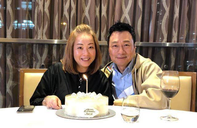 54岁黎耀祥陪妻子购物庆生,他坐在柜台前观看任由女方挑选礼物_太太