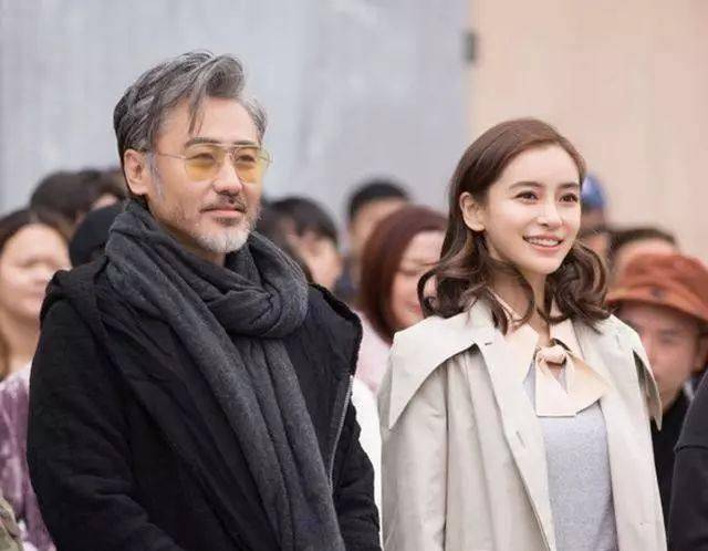 angelababy当初保证不再吸烟,如今又被拍到与闺蜜一起吞云吐雾!