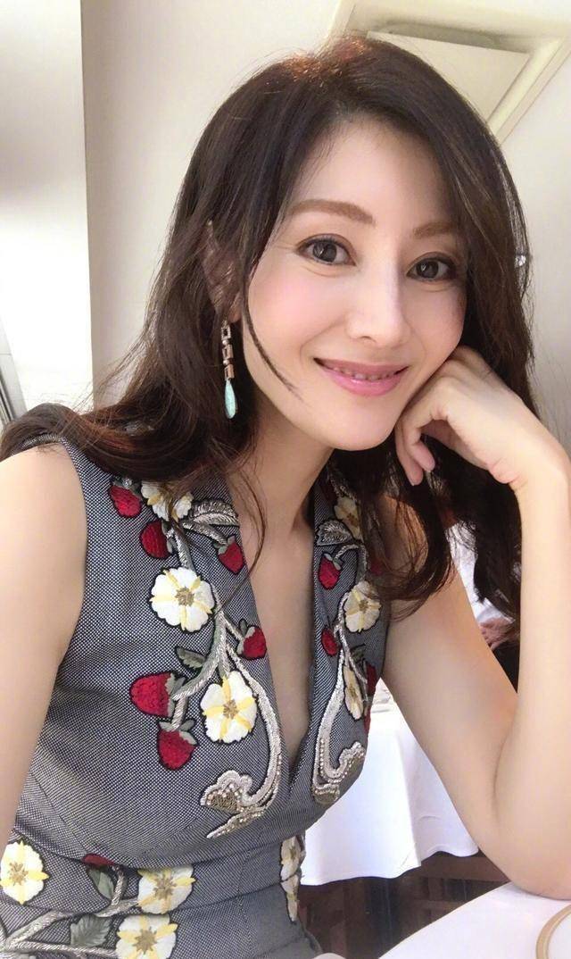 所以仅仅有美丽是不足够的,而李嘉欣的演技,以过往的演出表现来说只能