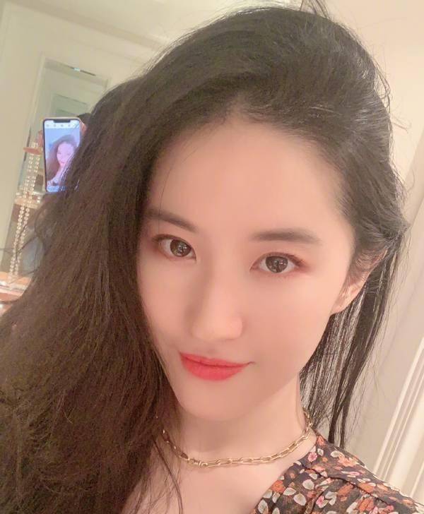 33岁刘亦菲单身穿红裙绝美,为何佳作难出,离大花总差口气?