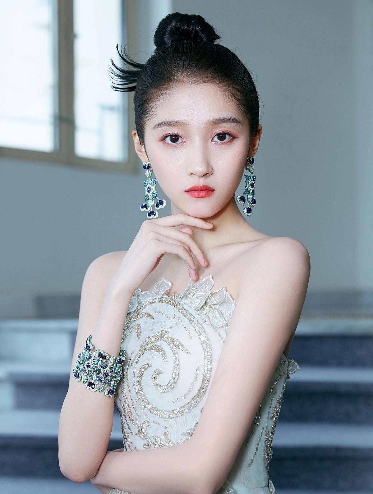 关晓彤:冷美人如何展现自己的性格特征?_风格_感觉_衣服