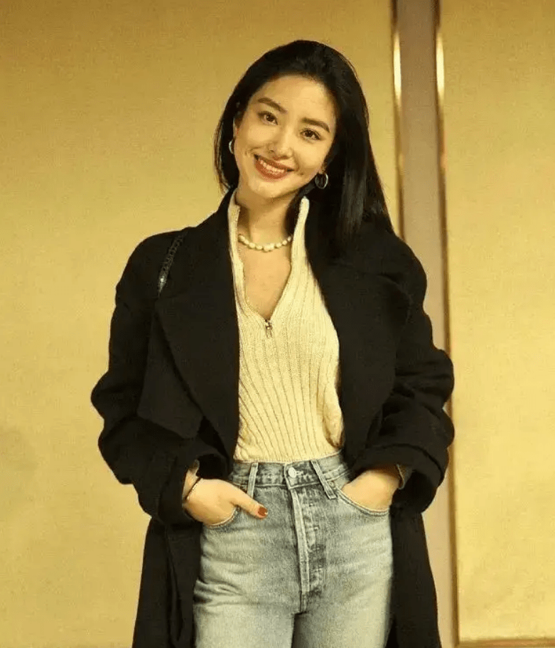 冯女郎杨采钰:和刘亦菲富豪干爹谈恋爱,她可比你想象中聪明_陈金飞