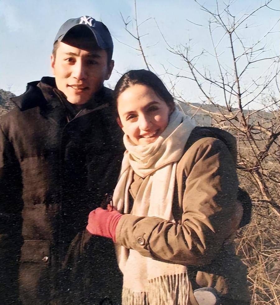 布满皱纹的脸和白发吸引了人们的注意,年仅43岁_安娜_孩子_漂亮