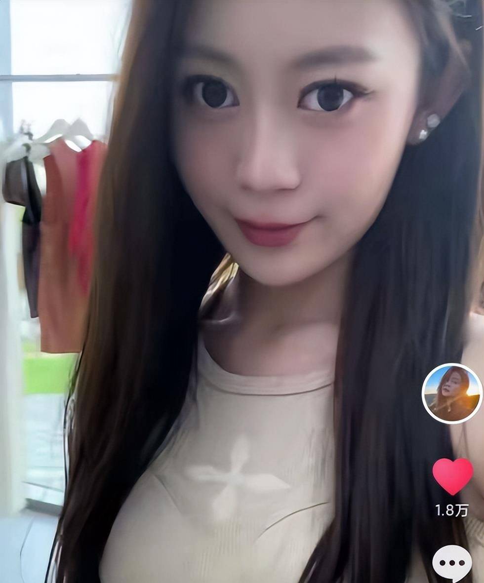 宋晓峰女儿放暑假回家,与父亲出门逛街,网友:这也能上北电?