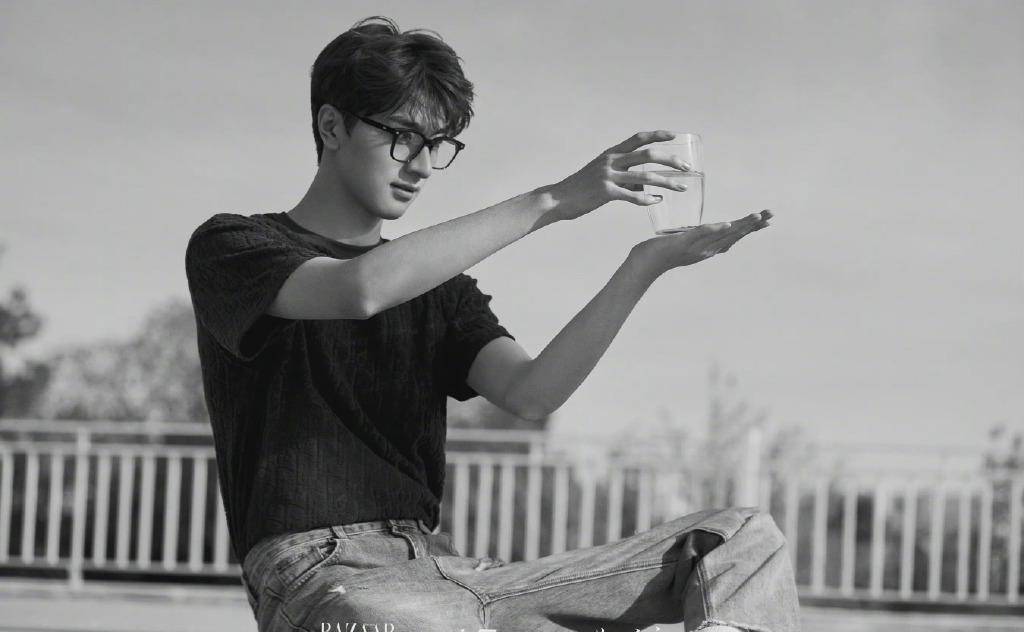 仿佛是《昔有琉璃瓦》里的温柔学长_少年_风车_剧场