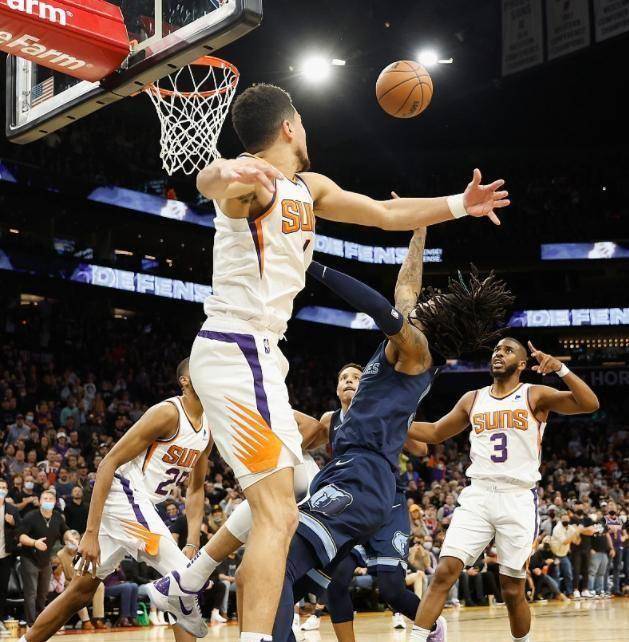 太阳队,后者是仅次于勇士队的联盟第2,还有布克,保罗,艾顿3大球星坐镇