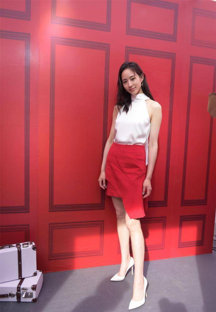 张钧甯瘦到认不出!脸颊凹陷苹果肌明显,168身高穿黑裙不足90斤