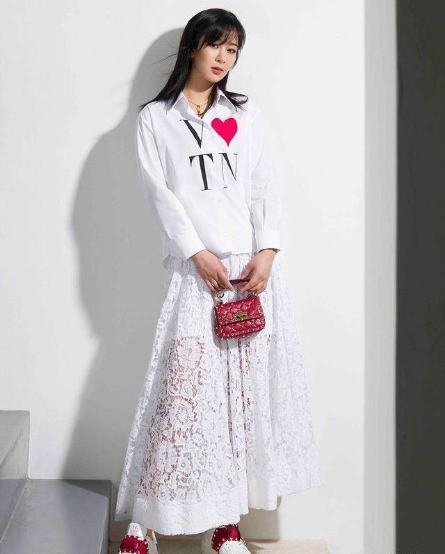 28岁杨紫气质轻熟,褪去稚嫩少女风,开始走姐姐风路线!_一身_白色_西装