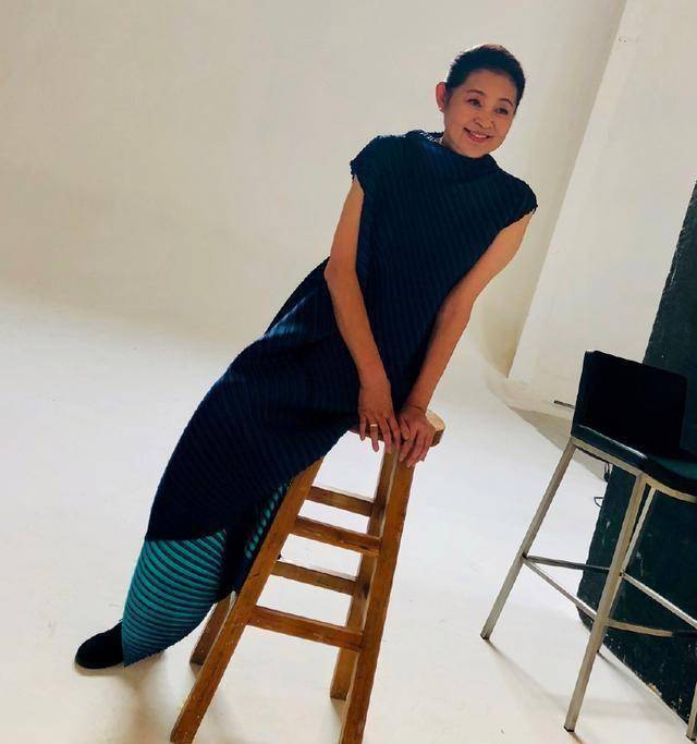 59岁倪萍瘦下来了,回归工作充满活力,网友锦上添花晒20年前美照_身材