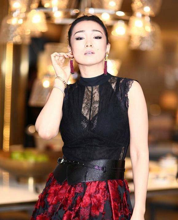 54岁巩俐真够飒的,穿蕾丝上衣领口开到胃,连女生看了都心动_黑色_的