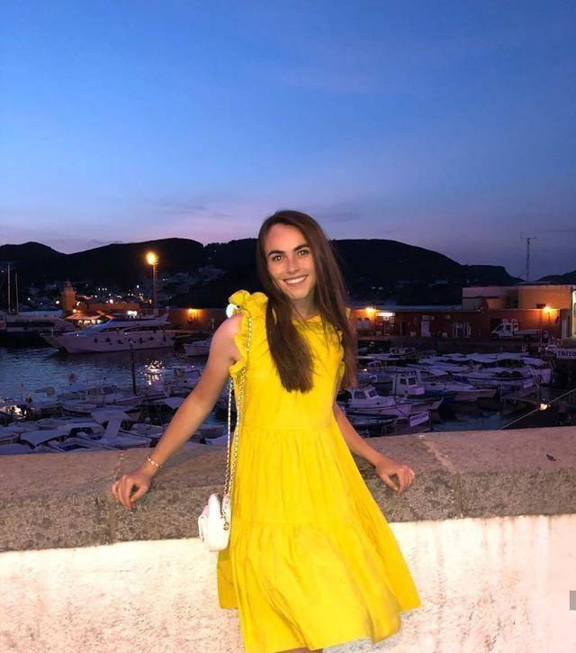 25岁意大利公主想过普通生活,但实力不允许,穿衣时髦脑门有点大_梅露