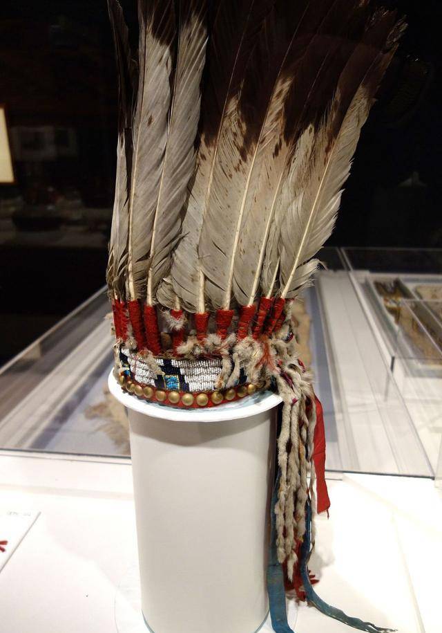 华丽的羽冠,勇士的王冠:一顶印第安人帽子背后的荣耀