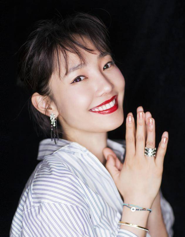 白百何气质真绝,穿半透明薄纱连衣裙尽显身材,35岁嫩得像少女_皮肤_面