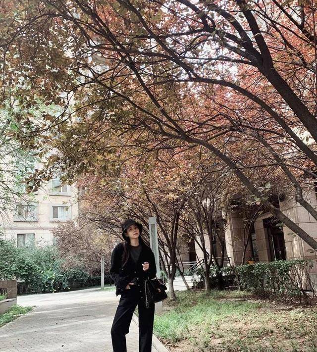 宝藏女孩欧阳娜娜又来分享穿搭了,一身黑简直又酷又飒_黑色_裤子_运动
