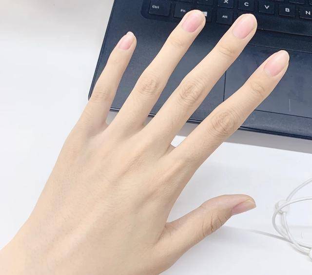 打造少女白皙双手的必备法宝,这三种方法,你get了吗?_皮肤_水分_细胞