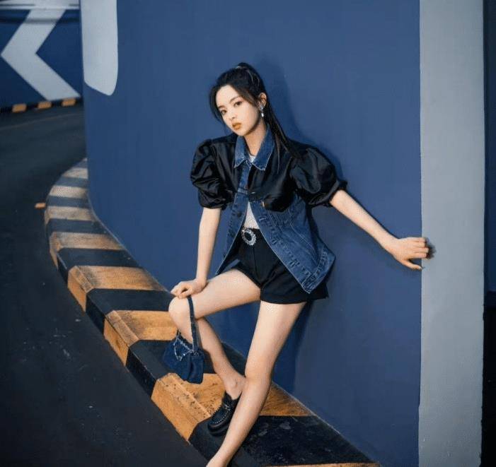 杨超越狂野一回,纸包牛仔裤缝短袖变身女战士!_时尚_女孩_女明星