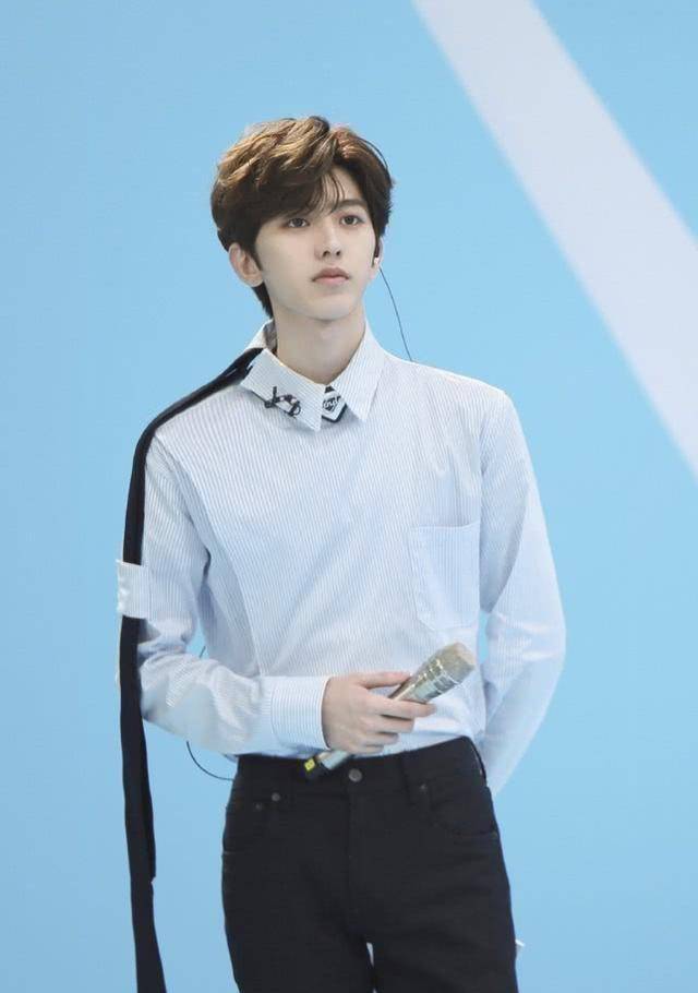 蔡徐坤机场私服亮相,一袭白色烧焦套装,阳光帅气设计感十足_坤坤_西装