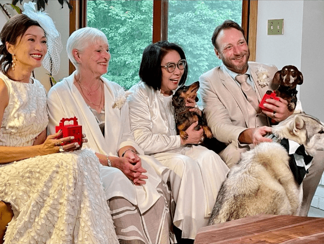 如今,叶子青在国外第三次嫁人,李司棋专程飞过去见证女儿又一次幸福