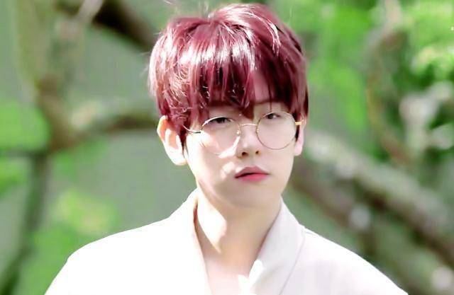 边伯贤尝试过的发色,红白灰都能忍,看到图四,00后:吴世勋?