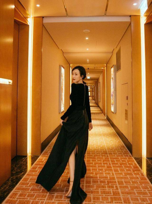 单看王鸥所穿的黑色礼服,就觉得很优越,气场足足的!_连衣裙_风格_纯色