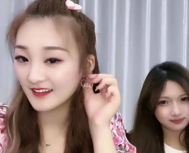 陈亚男邀闺蜜直播,颜值气质遭碾压,网友喊话:她更适合当主播_网络_儿