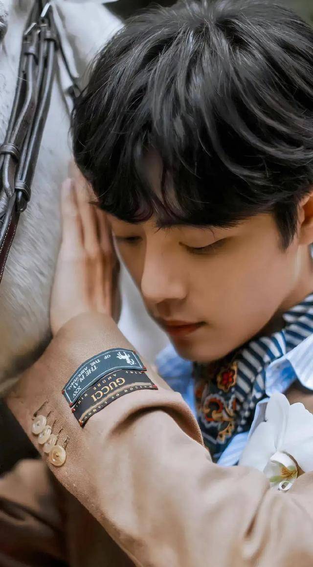 从去年到今年,没有什么能阻挡肖战在各大榜单一骑绝尘的步伐!