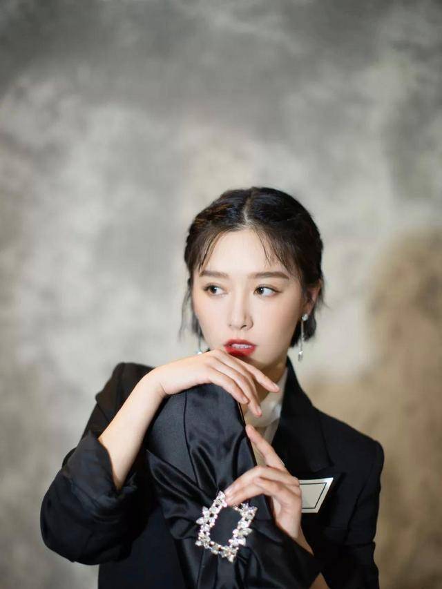 单身的姐妹们更应该在美的道路上找寻属于自己的独特魅力_身高_阚清子