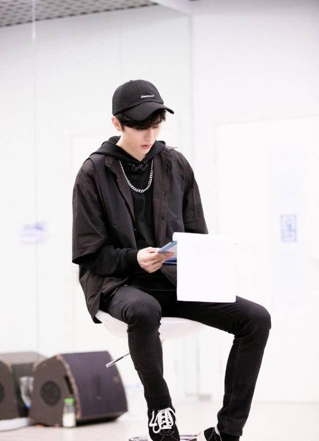 蔡徐坤机场私服亮相,一袭白色烧焦套装,阳光帅气设计感十足_坤坤_西装