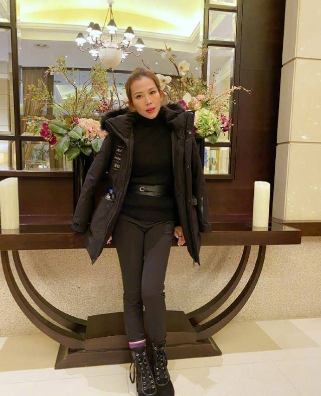 蔡少芬发文晒日常,直言满意目前状态,蚂蚁腰筷子腿格外上镜_黑色_保养