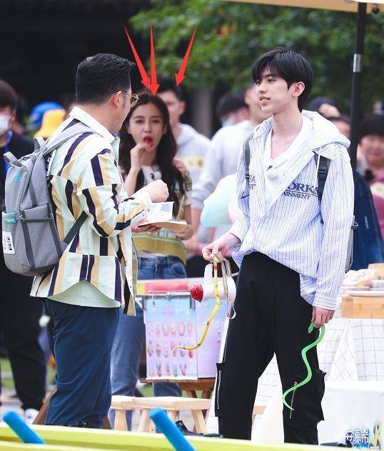 蔡徐坤和队友大跳女团舞,有谁注意baby看他的眼神?