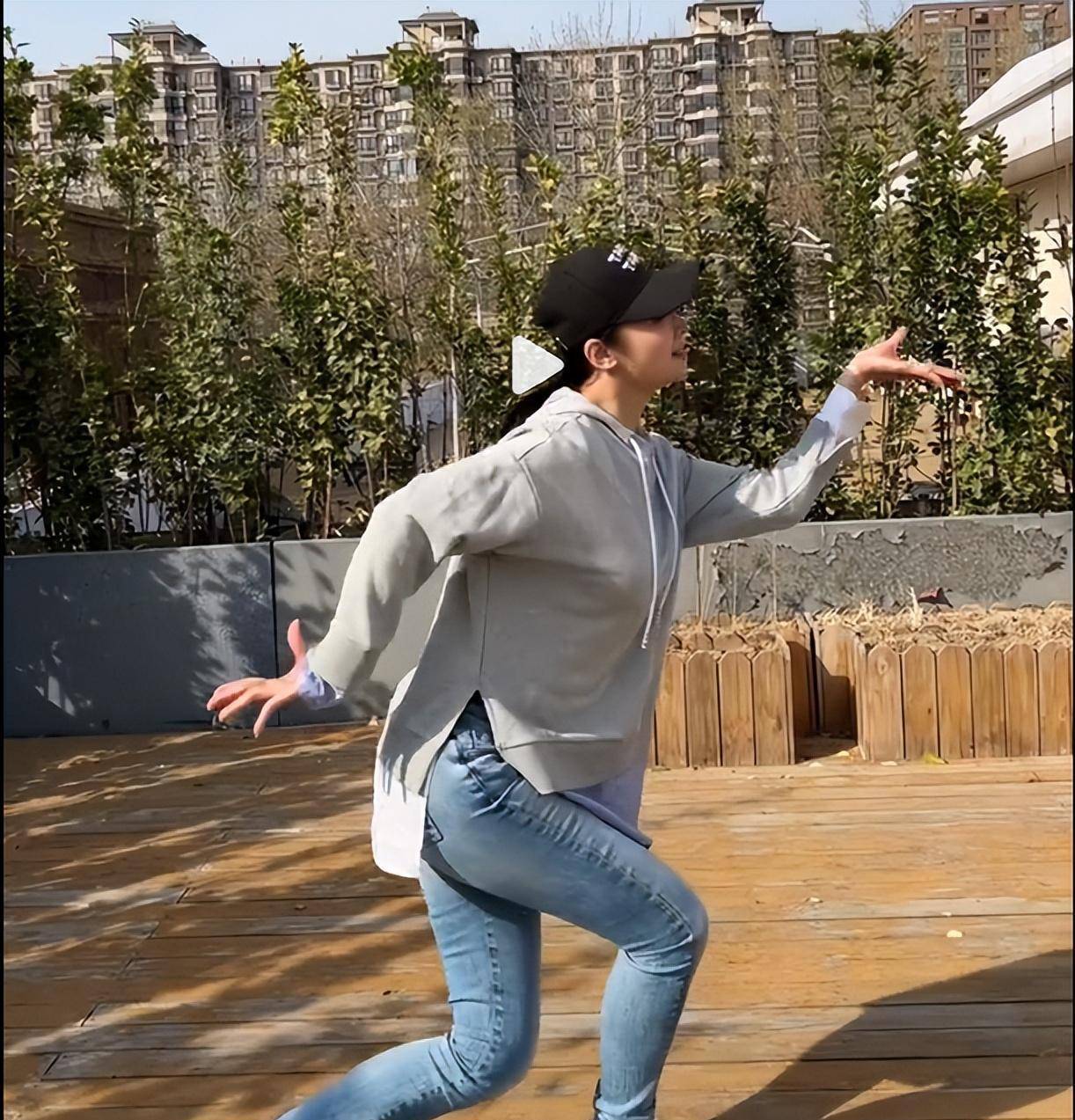 小波老婆真的放手了!休闲装在府中跳舞,穿窄裤,因为无痕裤不仅仅是