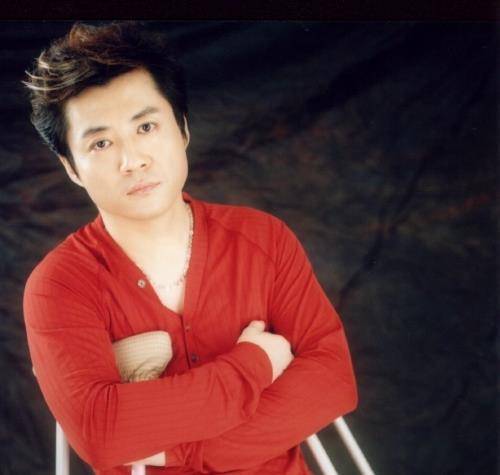 他就是残疾人歌手李琛,当年以一首脍炙人口的《窗外》火遍全国.