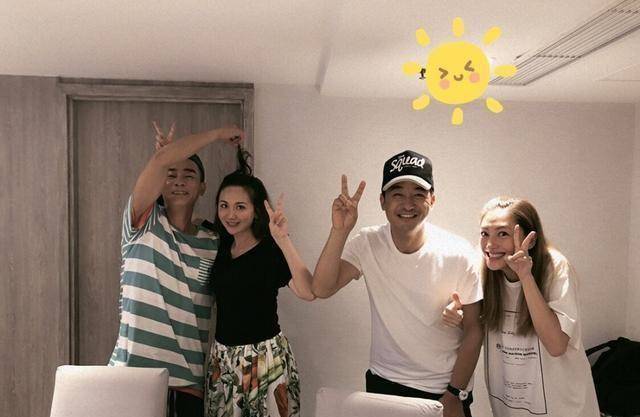 节目邀请到了程莉莎郭晓东,张杰谢娜,应采儿陈小春,颖儿付辛博四队