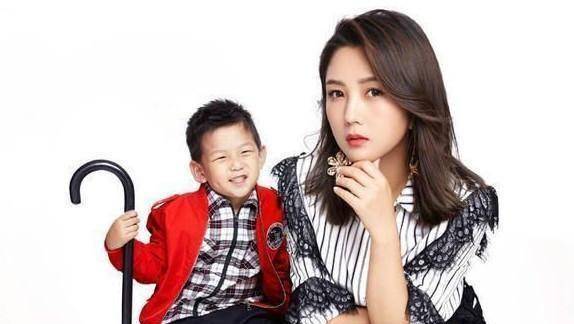 超人妈妈何洁儿子长大了,两眼眯成月牙颜值超高,单身妈妈不容易_七宝