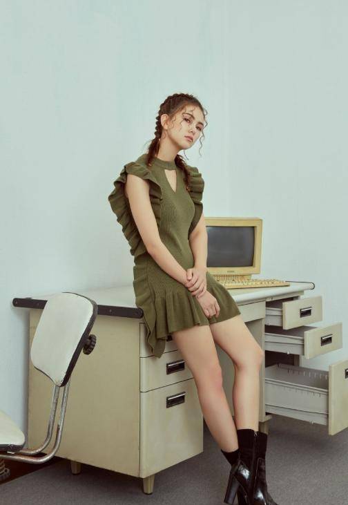 不愧是周杰伦看中的老婆,昆凌穿卫衣牛仔打篮球,这身材绝了_少女_造型