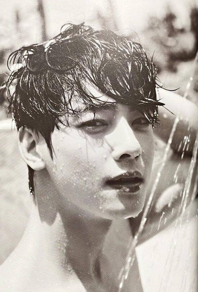 车银优上裸湿身炸胸肌二头肌!