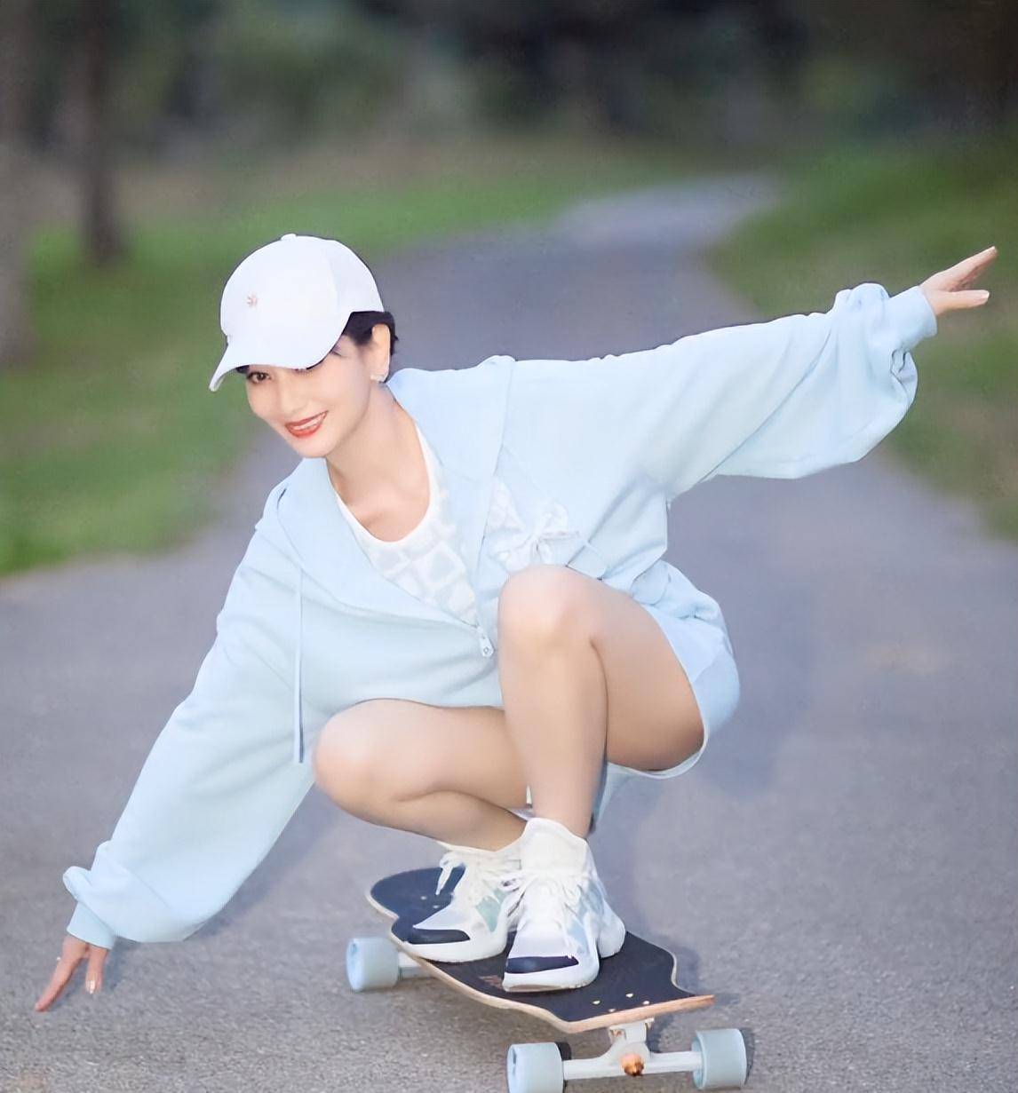 69岁赵雅芝街头玩滑板!穿运动短裤秀身材,少女感十足被赞逆生长