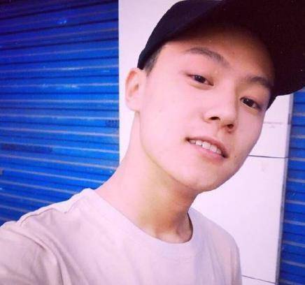 变形计:跪别农村爷爷的城市主人公,晒和爷爷合照,撞脸陈伟霆?