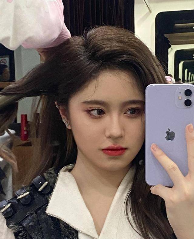 全身都在模仿师姐鞠婧祎,妆容神态一模一样_snh_网友_神情