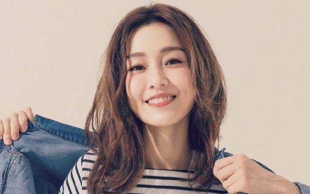 歌声温暖众人,创经典无数,家庭事业双丰收,却遭遇人品危机_范玮琪