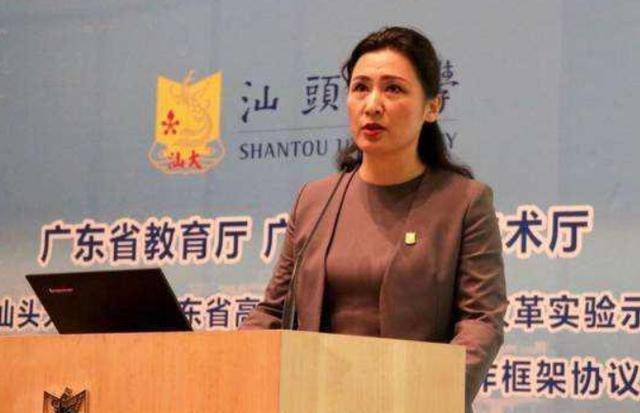 汕頭大學現任女校長:美貌與實力並存,現已50多歲的她贏得學生認可